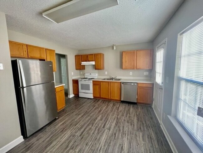 Building Photo - Come take a look at this spacious 3 Bedroo...
