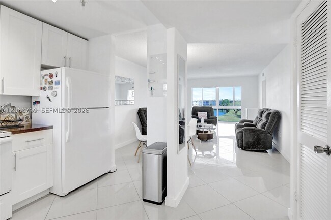 Foto del edificio - 8400 Sunrise Lakes Blvd