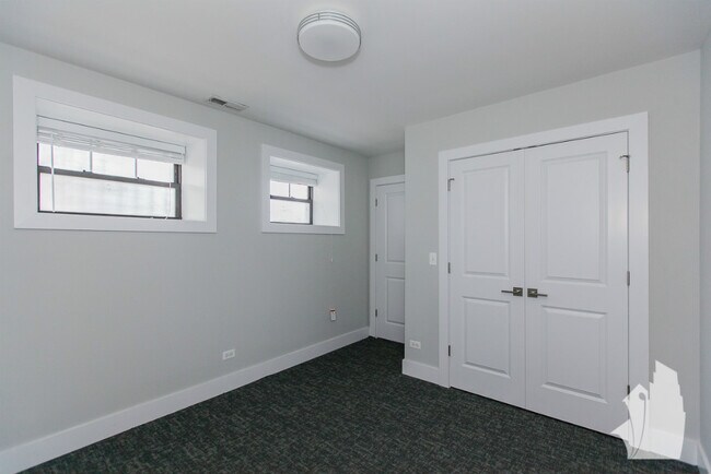 Building Photo - 1952 W Nelson St