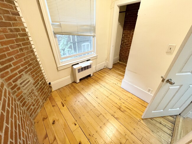 Building Photo - 32 Sussex St