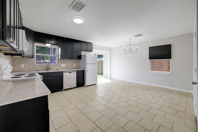 Building Photo - 2327 Hewitt Dr