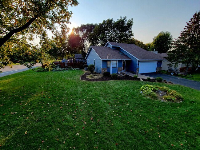 Building Photo - 979 Pointe Way