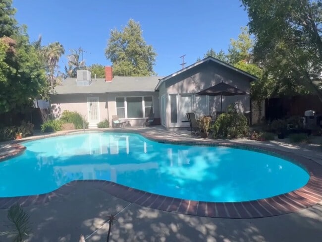 Pool & Jacuzzi - 4717 Cedros Ave