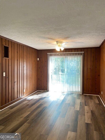 Foto del edificio - 1088 Forrest Blvd
