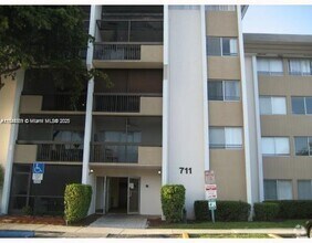 Building Photo - 711 N Pine Island Rd