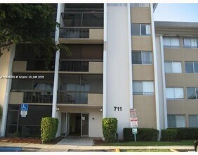 Building Photo - 711 N Pine Island Rd