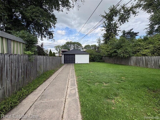 Foto del edificio - 16228 Kirkshire Ave