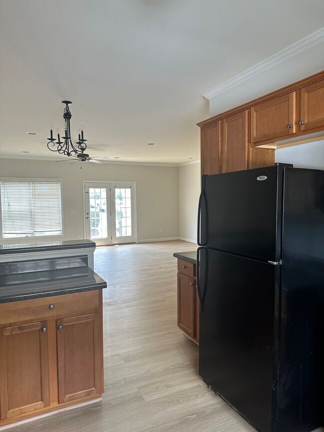 Building Photo - Beautiful townhome located minutes from Ch...
