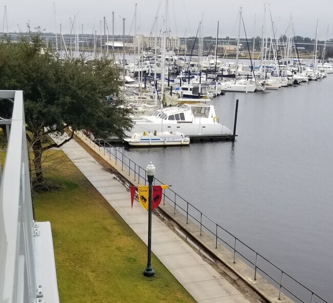 Balcón de 168 pies cuadrados con vista al río Trent. - 225 Sky Sail Blvd