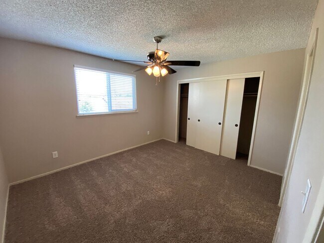 Foto del edificio - North Visalia Townhome Available Now