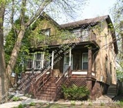 Building Photo - 736 E Johnson St