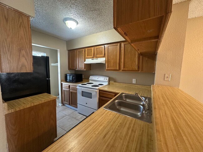 Building Photo - Spacious 2 story town home with fenced yard!