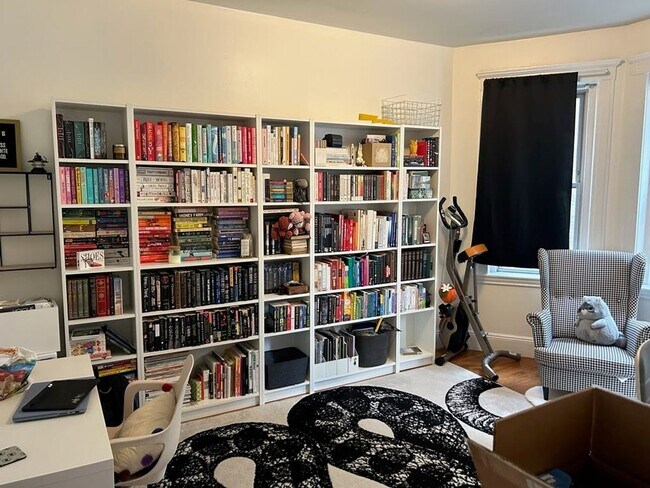 Photo - GREAT 2Br/1Bth available NOW. Heat/Hot Wat... House