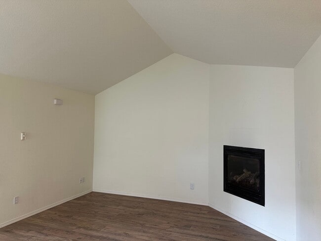 Building Photo - 858 NE Hidden Valley Dr