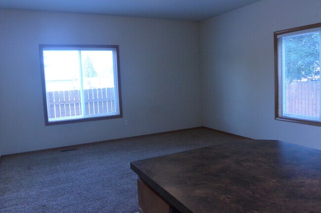 Foto del edificio - 4825 Northeast 124th Ct.