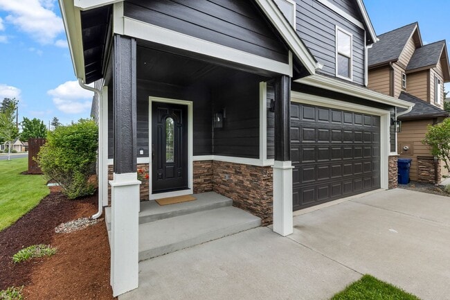 Building Photo - Beautiful SE Bend Home | Spacious Floorplan | Fenced Backyard | Near Parks & Trails