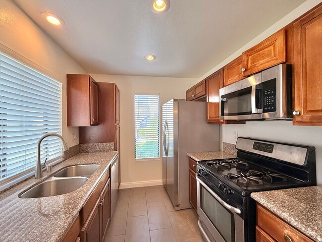 Building Photo - Bright & Spacious Condo Living with Parking!