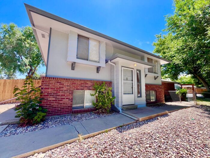 Primary Photo - Great 2 bedroom 1 bathroom Duplex with att...
