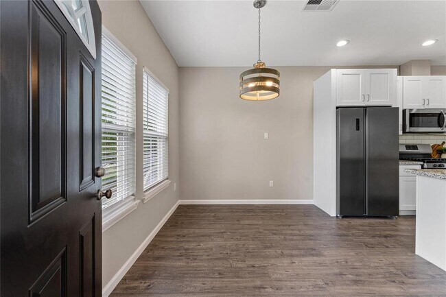 Foto del edificio - 5779 Belarbor St