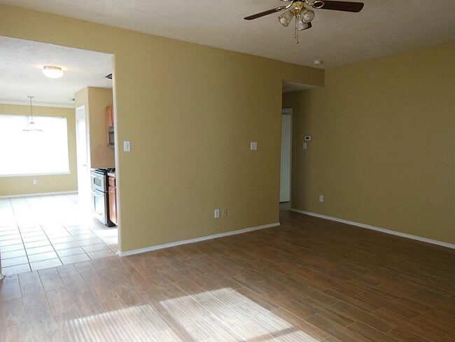 Building Photo - 1402 Sycamore Leaf Way