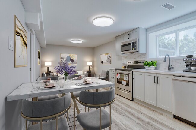 Photo du bâtiment - Beautiful 2 Bedroom Basement Apartment – All Utilities & Parking Included – $2,049/month