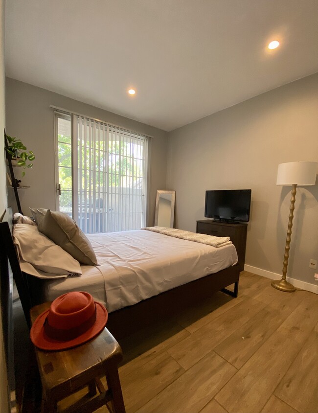 1st bed room w/full bed, study table,roku tv - 24131 Del Monte Dr