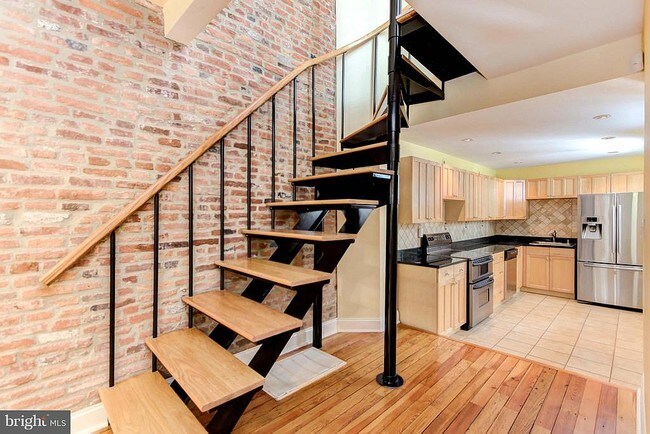Building Photo - 1108 S Highland Ave