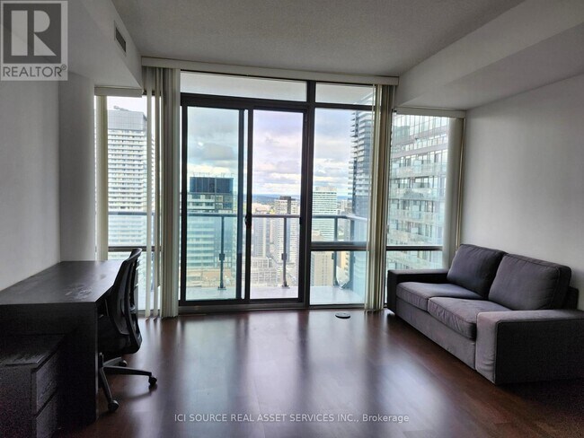 Photo du bâtiment - 832-4832 Bay St.