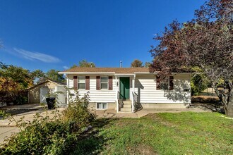 Building Photo - 429 Center St