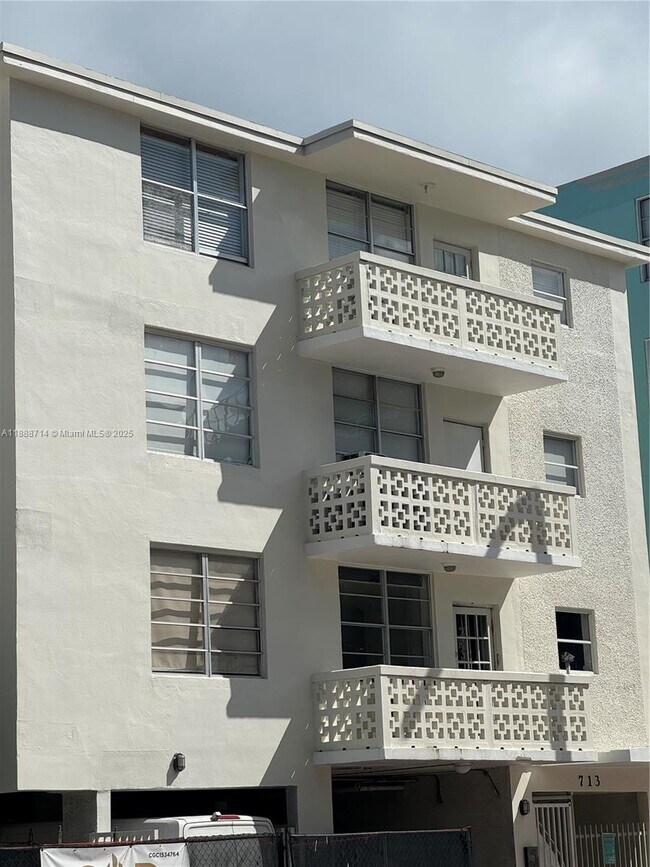 Building Photo - 713 Collins Ave