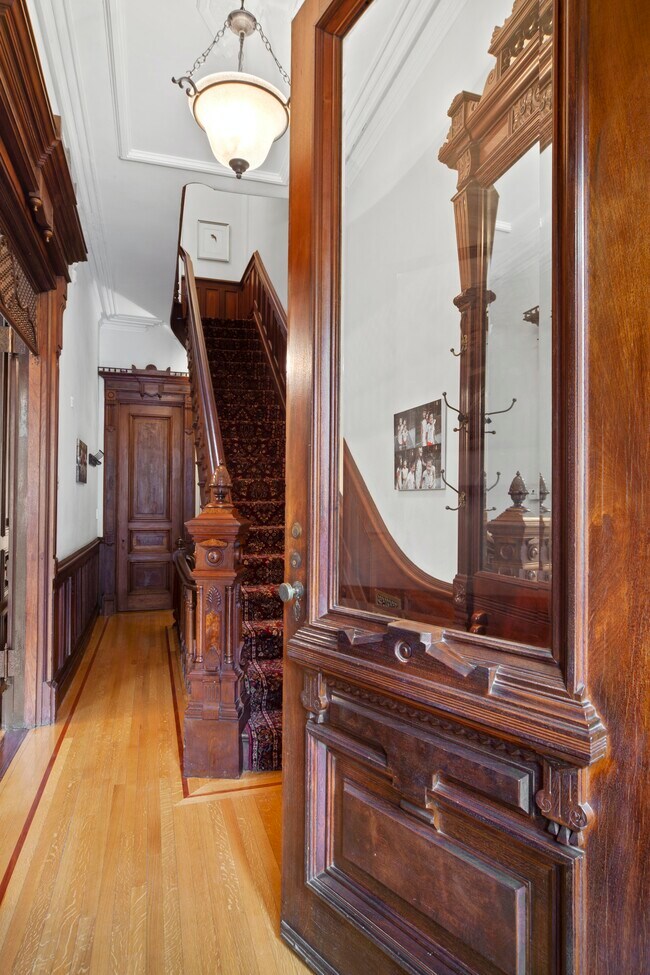 Building Photo - Brownstone Beauty