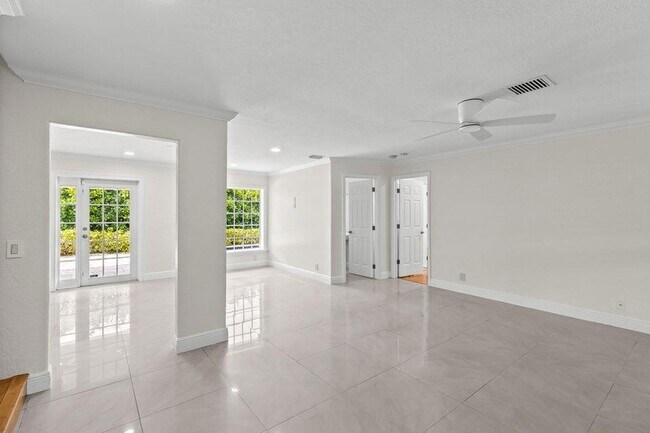 Foto del edificio - 4610 Pine Tree Dr