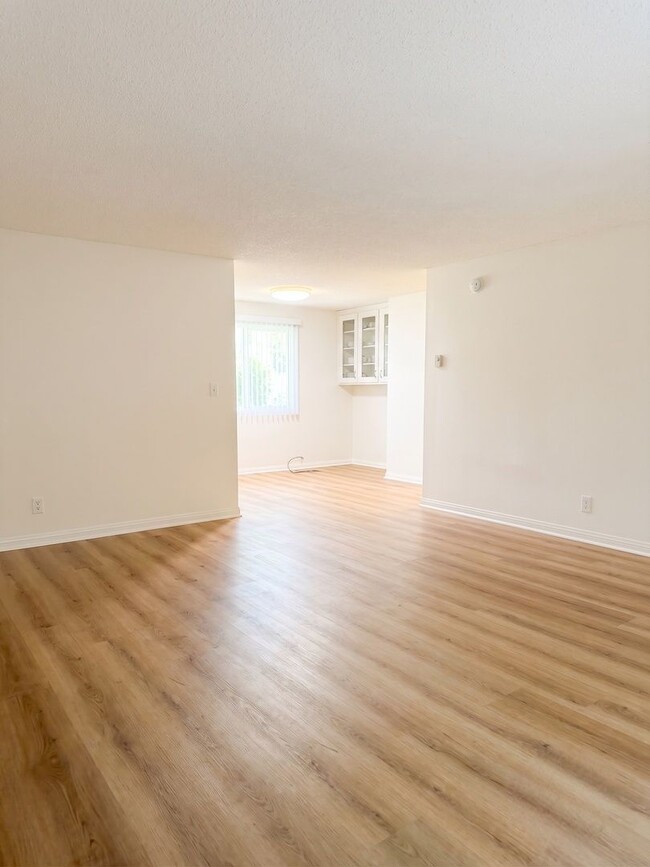 Building Photo - 2219 Ruhland Ave