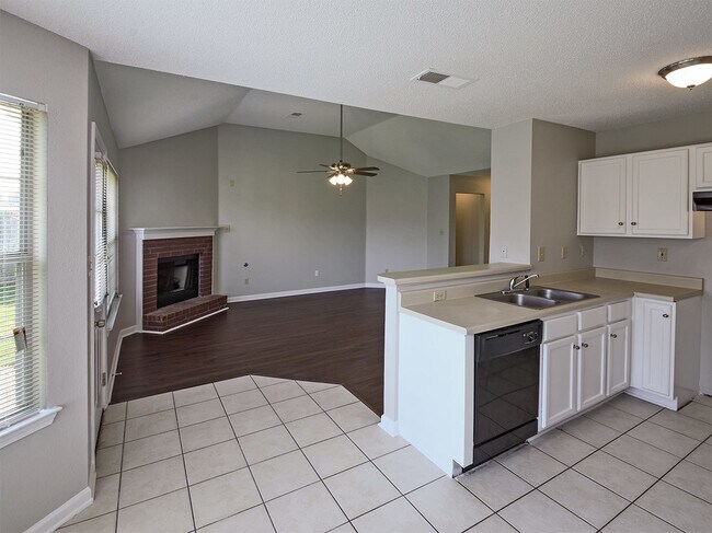 Foto del edificio - 3 Bedroom, 2 Bath Near Whitten and Dexter