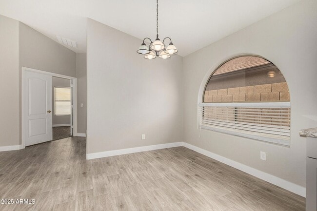 Building Photo - 911 E Lovegrass Dr