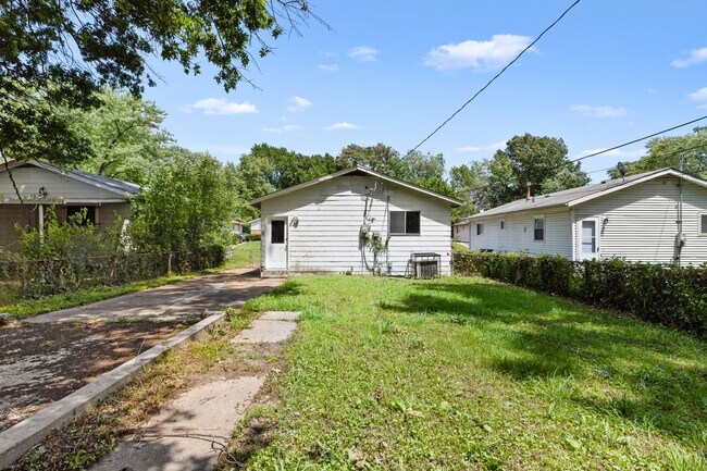 Foto del edificio - Charming 3-Bedroom Home with Fenced Yard a...