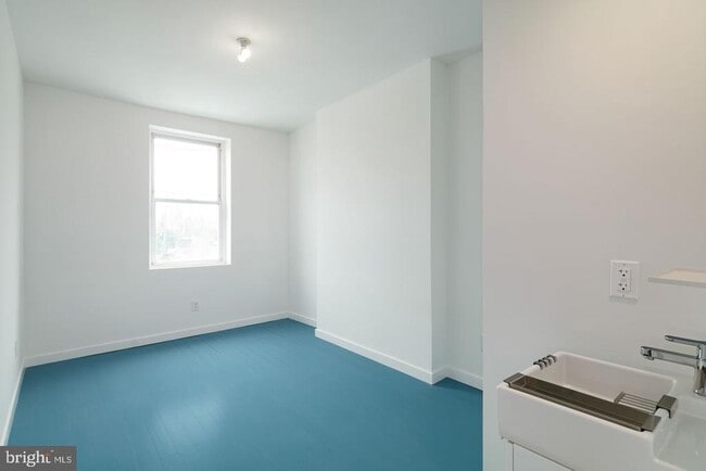 Building Photo - 2329 Frankford Ave