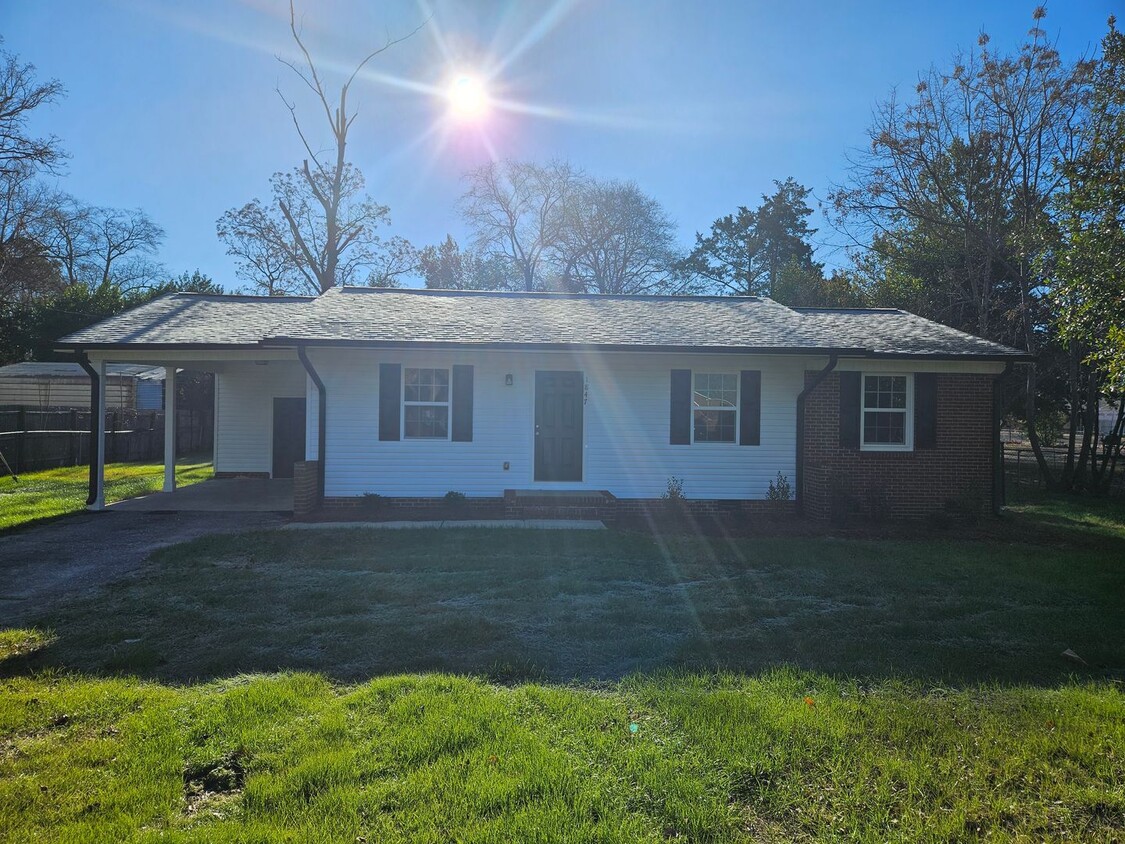 Foto principal - Newly Remodeled Ranch Home Close to Ft. Li...