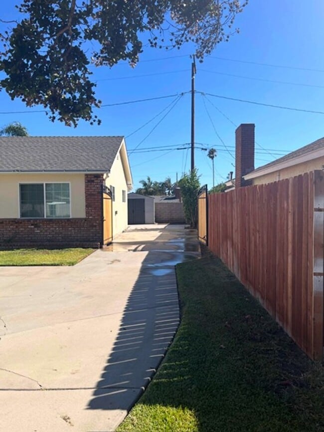 Foto del edificio - Beautiful home in West Covina w/RV parking...
