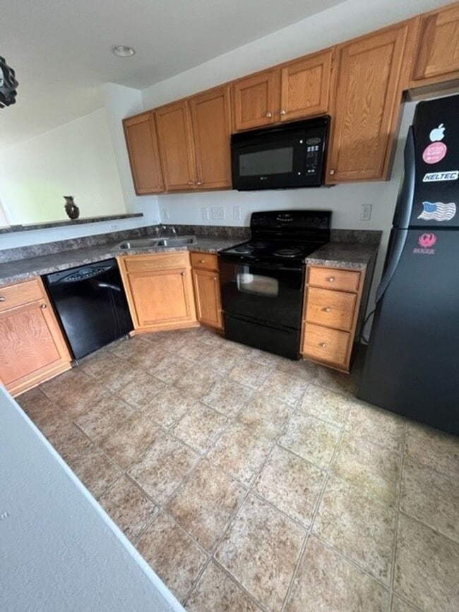 Building Photo - 2 bedroom 2.5 bath townhome available