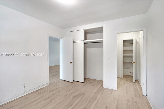 Foto del edificio - 6580 Santona St