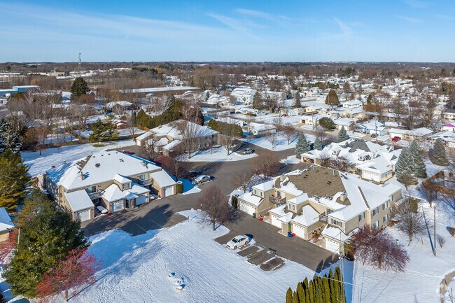 Foto aérea - Evergreen Townhomes South