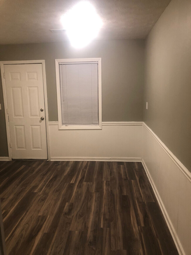 Building Photo - Valley Dale Duplex Unit B