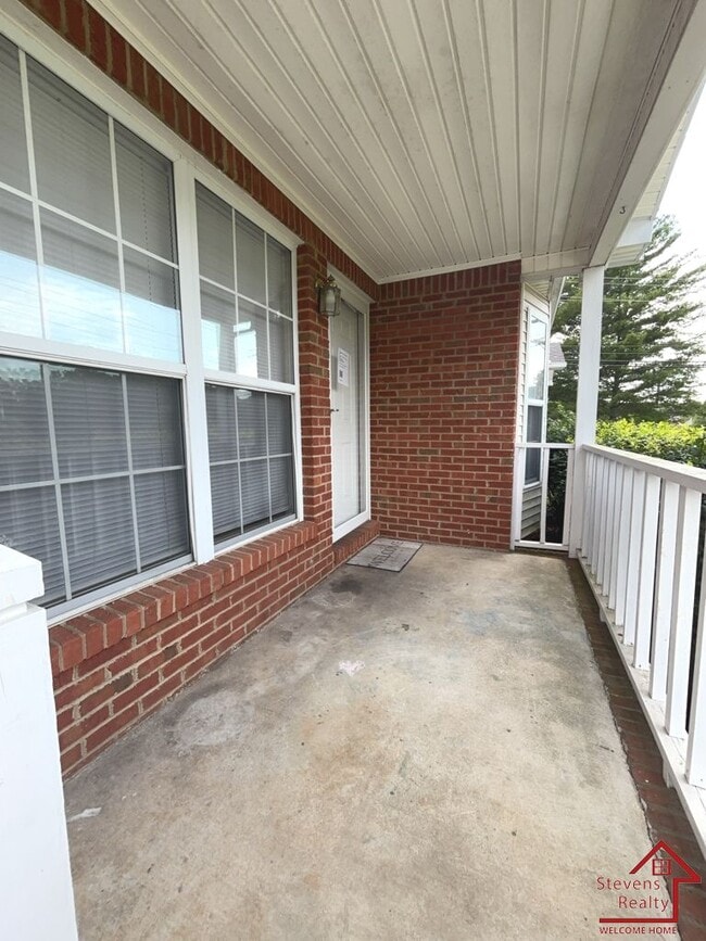Building Photo - 304 Oriole Dr