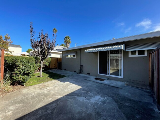 Building Photo - Sunny Seabright 2Bd/1Ba Duplex with Garage...