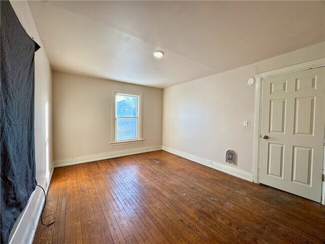 Building Photo - 49 Spruce St