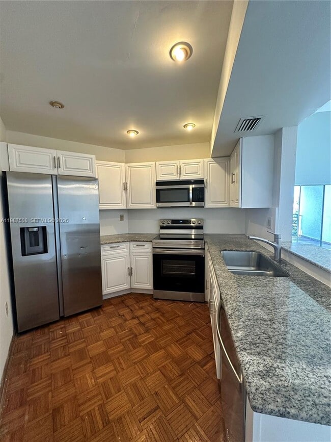 Building Photo - 9701 Fontainebleau Blvd