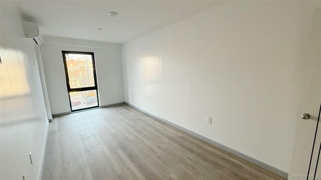 Foto del edificio - 70-40 45th Ave