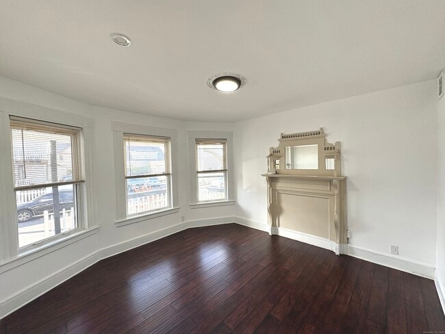 Building Photo - 25 Deforest Ave