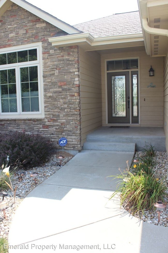 Building Photo - 824 Locharno Dr